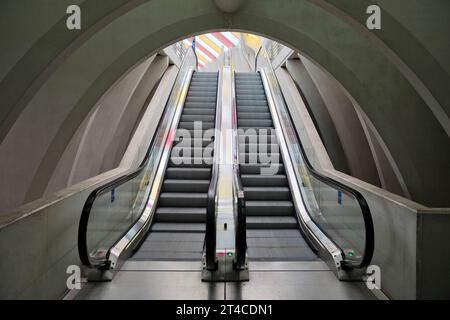 Stazione di Liege-Guillemins, scale mobili in stile industriale moderno, Belgio, Wallonie, Luettich Foto Stock