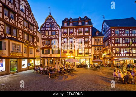 Case a graticcio in legno sulla trafficata piazza del mercato medievale la sera, Germania, Renania-Palatinato, Bernkastel-Kues Foto Stock