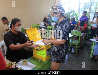 Quezon City, Filippine. 30 ottobre 2023. Le elezioni di Barangay e Sangguniang Kabataan nelle Filippine sono previste per oggi, 30 ottobre 2023. Il barangay è la più piccola divisione amministrativa del paese. Oggi, i filippini si recheranno in vari seggi elettorali per eleggere i loro candidati scelti. (Foto di EDD Castro/Pacific Press) credito: Pacific Press Media Production Corp./Alamy Live News Foto Stock