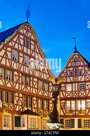 Case a graticcio sulla piazza del mercato medievale la sera, Germania, Renania-Palatinato, Bernkastel-Kues Foto Stock