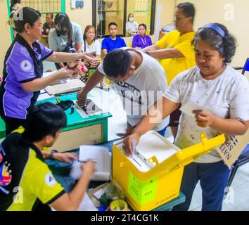 Quezon City, Metro Manila, Filippine. 30 ottobre 2023. Le elezioni di Barangay e Sangguniang Kabataan nelle Filippine sono previste per oggi, 30 ottobre 2023. Il barangay è la più piccola divisione amministrativa del paese. Oggi, i filippini si recheranno in vari seggi elettorali per eleggere i loro candidati scelti. (Immagine di credito: © EDD Castro/Pacific Press via ZUMA Press Wire) SOLO USO EDITORIALE! Non per USO commerciale! Crediti: ZUMA Press, Inc./Alamy Live News Foto Stock