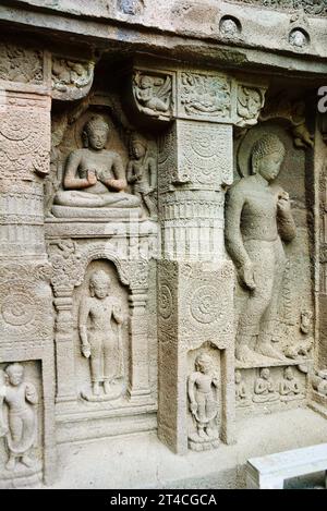 Grotta n. 19. Buddha è nella parte inferiore sinistra della facciata. Grotte di Ajanta, Aurangabad, Maharashtra, India Foto Stock