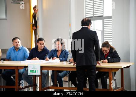 Il presidente Gustavo Petro esprime il suo voto durante le elezioni regionali colombiane a Bogotà, il 29 ottobre 2023. Foto Stock