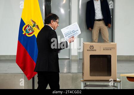 Il presidente Gustavo Petro esprime il suo voto durante le elezioni regionali colombiane a Bogotà, il 29 ottobre 2023. Foto Stock