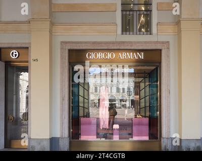 TORINO, ITALIA - 11 OTTOBRE 2023: Insegna Armani vetrina Foto Stock