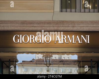 TORINO, ITALIA - 11 OTTOBRE 2023: Insegna Armani vetrina Foto Stock