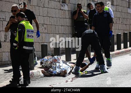 Gerusalemme. 30 ottobre 2023. Poliziotto israeliano ferito nell'attacco di pugnalato a Gerusalemme GERUSALEMME - OTTOBRE 30: La polizia si trova al largo della zona dopo che un poliziotto israeliano è rimasto ferito nell'attacco di pugnalato a Gerusalemme il 30 ottobre 2023. Un palestinese ucciso dalla polizia, presumibilmente responsabile dell'attacco. Foto di saeed qaq Copyright: XSAEEDxQAQx 513A6370 Credit: Imago/Alamy Live News Foto Stock