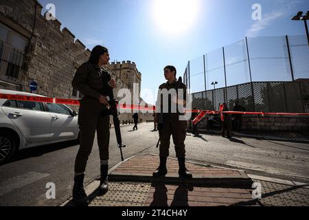 Gerusalemme. 30 ottobre 2023. Poliziotto israeliano ferito nell'attacco di pugnalato a Gerusalemme GERUSALEMME - OTTOBRE 30: La polizia si trova al largo della zona dopo che un poliziotto israeliano è rimasto ferito nell'attacco di pugnalato a Gerusalemme il 30 ottobre 2023. Un palestinese ucciso dalla polizia, presumibilmente responsabile dell'attacco. Foto di saeed qaq Copyright: XSAEEDxQAQx 5T9A5932 Credit: Imago/Alamy Live News Foto Stock