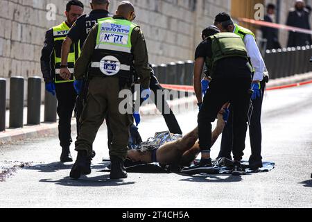 Gerusalemme. 30 ottobre 2023. Poliziotto israeliano ferito nell'attacco di pugnalato a Gerusalemme GERUSALEMME - OTTOBRE 30: La polizia si trova al largo della zona dopo che un poliziotto israeliano è rimasto ferito nell'attacco di pugnalato a Gerusalemme il 30 ottobre 2023. Un palestinese ucciso dalla polizia, presumibilmente responsabile dell'attacco. Foto di saeed qaq Copyright: XSAEEDxQAQx 513A6457 credito: Imago/Alamy Live News Foto Stock