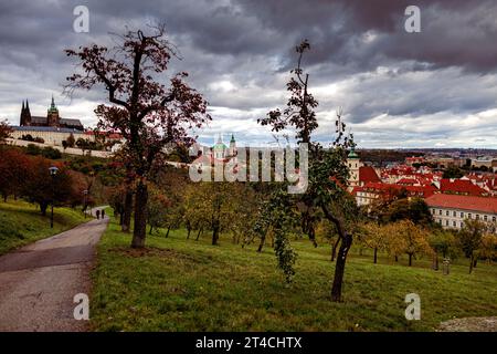 Vista dai giardini Petrin, situati sulla collina Petrin vicino al castello di Praga, Repubblica Ceca, 26 ottobre 2023. (Foto CTK/Filip Fojtik) Foto Stock