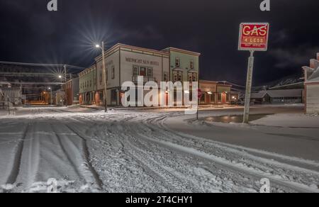 Dawson City, Yukon, Canada - ottobre 06: Esterno del Midnight Sun Hotel con una strada notturna innevata Foto Stock