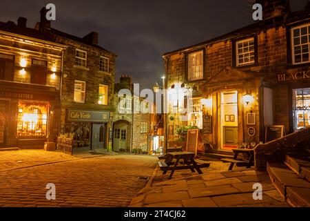 Haworth, 25 ottobre 2023: High Street di notte Foto Stock