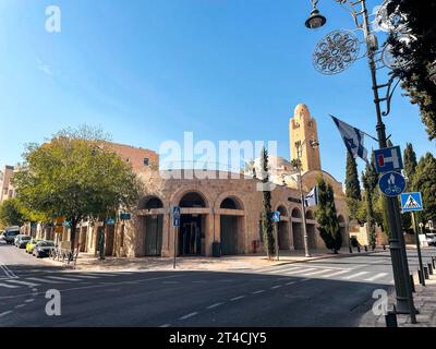 Gerusalemme, Israele - 23 ottobre 2023: La vista esterna della YMCA International, una filiale della YMCA a Gerusalemme fondata all'inizio del XX secolo Foto Stock