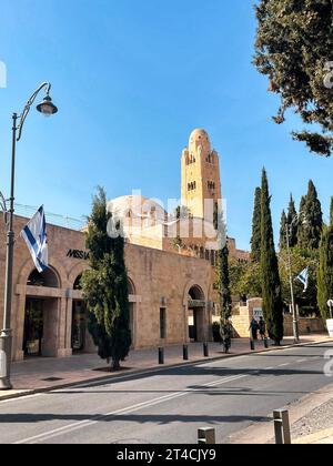 Gerusalemme, Israele - 23 ottobre 2023: La vista esterna della YMCA International, una filiale della YMCA a Gerusalemme fondata all'inizio del XX secolo Foto Stock