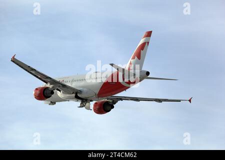 Montreal, Canada - 22 novembre 2022: Airbus A319-100 Air Canada Rouge, C-FYNS ascendente in volo dopo la partenza da YUL, Montreal International A. Foto Stock