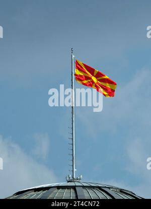 La bandiera nazionale della Macedonia del Nord che sventola nel vento a Skopje Foto Stock