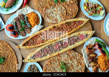 Vari piatti di carne e dolci turchi Foto Stock