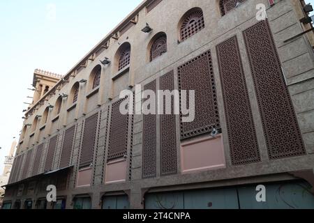 29 ottobre 2023, Dubai, Emirati Arabi Uniti. Vista del mercato di Bur Dubai la mattina presto. Foto Stock