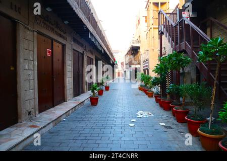 29 ottobre 2023, Dubai, Emirati Arabi Uniti. Vista del mercato di Bur Dubai la mattina presto. Foto Stock