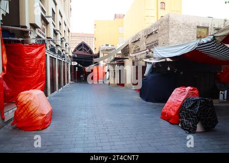 29 ottobre 2023, Dubai, Emirati Arabi Uniti. Vista del mercato di Bur Dubai la mattina presto. Foto Stock