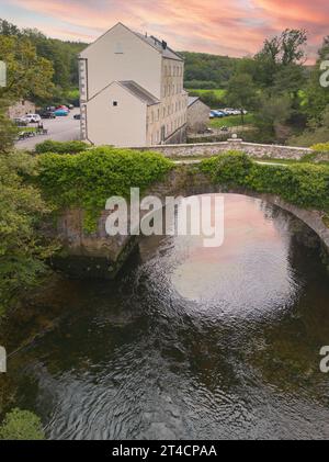 Vista aerea del mulino di Blackpool sul fiume Cleddau, vicino a Robeston Wathen, Pembrokeshire, Galles, Regno Unito Foto Stock