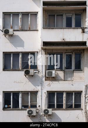 Edificio in cemento armato con più unità di aria condizionata all'esterno Foto Stock