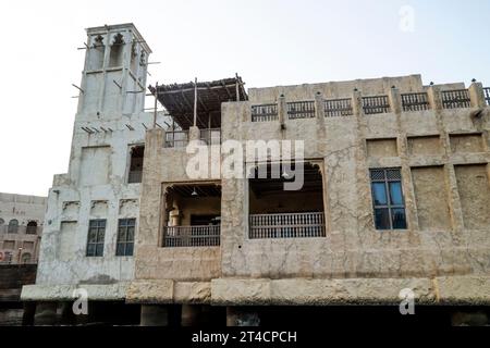 29 ottobre 2023, Dubai, Emirati Arabi Uniti. Una mattina presto da Dubai Abra con edificio tradizionale e barche. È una modalità di viaggio comune per l'uomo e per i turisti. Foto Stock