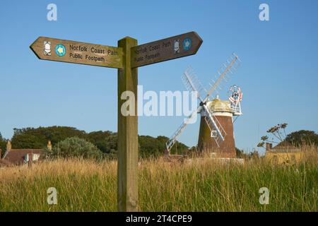 Cley Windmill da Norfolk Coastpath con l'indicazione Coastpath, vicino a Blakeney, Norfolk Foto Stock