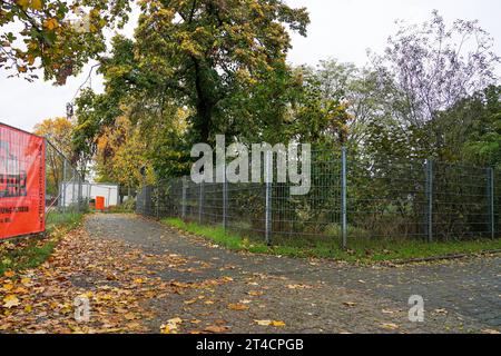 Der Verbindungsweg von der Alten Schule zur Kita IM Baumgarten soll erhalten bleiben, auch wenn das Gelände des alten JUZ dem Schulgelände zugeschlagen wird - Büttelborn 30.10.2023: Bau Grundschule Worfelden *** il percorso di collegamento dalla vecchia scuola alla Kita Im Baumgarten deve essere mantenuto, anche se il sito della vecchia JUZ viene aggiunto ai terreni scolastici Büttelborn 30 10 2023 costruzione della scuola elementare Worfelden credito: Imago/Alamy Live News Foto Stock