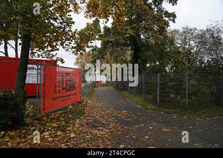 Der Verbindungsweg von der Alten Schule zur Kita IM Baumgarten soll erhalten bleiben, auch wenn das Gelände des alten JUZ dem Schulgelände zugeschlagen wird - Büttelborn 30.10.2023: Bau Grundschule Worfelden *** il percorso di collegamento dalla vecchia scuola alla Kita Im Baumgarten deve essere mantenuto, anche se il sito della vecchia JUZ viene aggiunto ai terreni scolastici Büttelborn 30 10 2023 costruzione della scuola elementare Worfelden credito: Imago/Alamy Live News Foto Stock