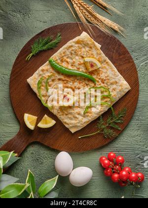 Torta a base di pane tradizionale siriano con formaggio Foto Stock