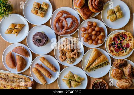 Una foto dall'alto di un tavolo con piatti di dolci e dolci tradizionali turchi Foto Stock