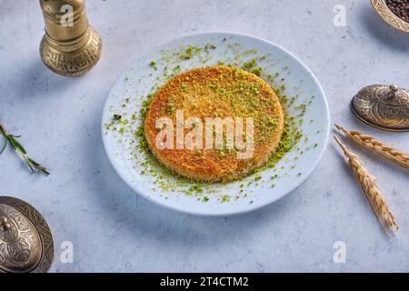 Piatto da dessert turco künefe con pistacchio su sfondo grigio Foto Stock