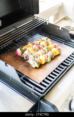 Delizie alla griglia: Manzo e verdure sfrigolanti sullo spiedino Foto Stock
