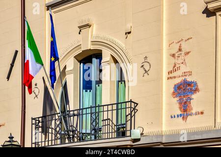 Graffiti politici per le elezioni del 18 aprile 1948 sulla facciata del municipio di Pianella, Italia Foto Stock
