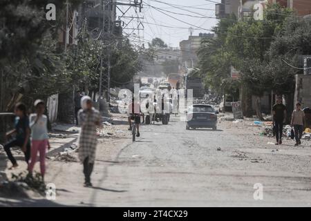 Campo di Nuseirat, territori palestinesi. 30 ottobre 2023. Un veicolo arriva dal nord della Striscia di Gaza a sud attraverso la strada Salah al-DIN, l'autostrada principale della Striscia di Gaza. Pochi veicoli sono stati in grado di raggiungere il sud solo dopo che le forze israeliane hanno tagliato la strada principale che collega il nord e il sud del territorio. Credito: Mohammed Talatene/dpa/Alamy Live News Foto Stock