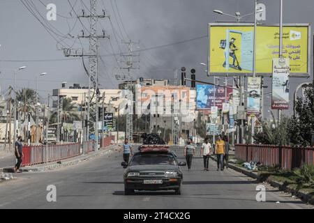 Campo di Nuseirat, territori palestinesi. 30 ottobre 2023. Un veicolo arriva dal nord della Striscia di Gaza a sud attraverso la strada Salah al-DIN, l'autostrada principale della Striscia di Gaza. Pochi veicoli sono stati in grado di raggiungere il sud solo dopo che le forze israeliane hanno tagliato la strada principale che collega il nord e il sud del territorio. Credito: Mohammed Talatene/dpa/Alamy Live News Foto Stock