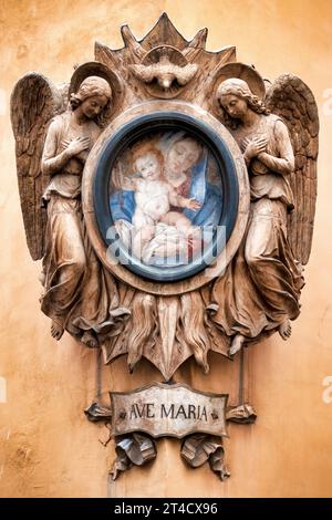 Edicola con la Madonna e il bambino in via dell'Umiltà, Roma, Italia Foto Stock