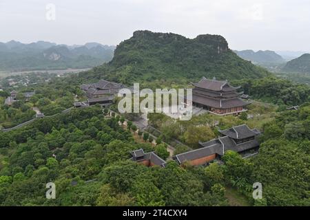 Vista aerea della Pagoda di Bai Dinh, un complesso di templi buddisti situato sul monte Bai Dinh vicino a Ninh Binh, Vietnam Foto Stock