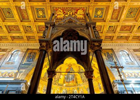 Tabernacolo di Arnolfo di cambio nella Basilica di San Paolo fuori le Mura, Roma, Italia Foto Stock