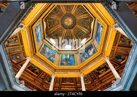 Interno del Battistero Lateranense, Roma, Italia Foto Stock