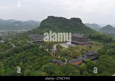 Vista aerea della Pagoda di Bai Dinh, un complesso di templi buddisti situato sul monte Bai Dinh vicino a Ninh Binh, Vietnam Foto Stock