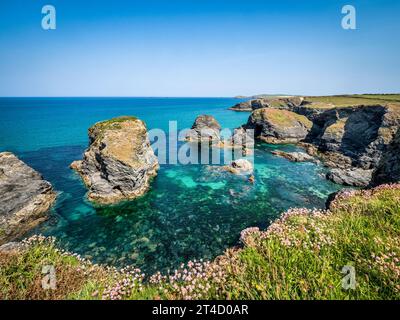 Minnows Islands dal South Wales Coast Path, a nord di Porthcothan, in Cornovaglia, in una giornata limpida e soleggiata in tarda primavera. Foto Stock