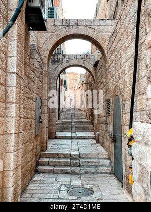 Gerusalemme, Israele - 22 ottobre 2023: Vista urbana dalla città vecchia di Gerusalemme strade il 23 ottobre, durante la guerra tra Hamas e Israele che s Foto Stock