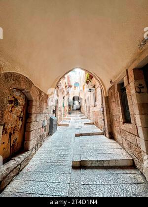 Gerusalemme, Israele - 22 ottobre 2023: Vista urbana dalla città vecchia di Gerusalemme strade il 23 ottobre, durante la guerra tra Hamas e Israele che s Foto Stock