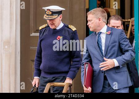 Cabinet Office, Londra, Regno Unito. 30 ottobre 2023. L'ammiraglio Sir Tony Radakin KCB ADC, Capo dello staff della difesa e il deputato di Grant Shapps, Segretario di Stato per la difesa, lascia l'Ufficio di Gabinetto a seguito di un incontro di emergenza Cobra con il primo ministro britannico, Rishi Sunak, la polizia e i funzionari della sicurezza nazionale. Foto di Amanda Rose/Alamy Live News Foto Stock