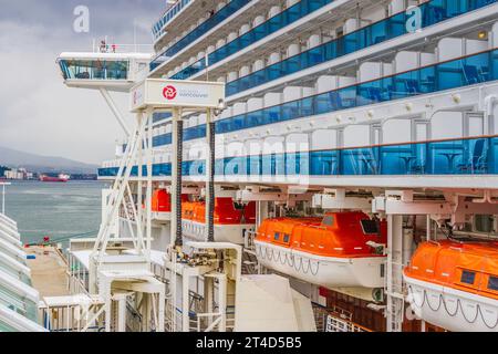 I lavoratori attraccano provviste e bagagli sulla nave da crociera Golden Princess, e in genere preparano la nave per la partenza, a Canada Place. Foto Stock