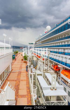 I lavoratori attraccano provviste e bagagli sulla nave da crociera Golden Princess, e in genere preparano la nave per la partenza, a Canada Place. Foto Stock