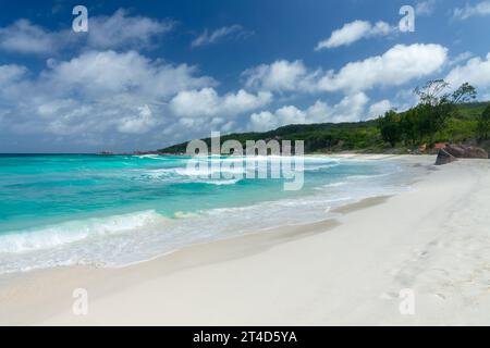 Scenografica spiaggia di sabbia tropicale di Grand Anse, l'isola di la Digue, le Seychelles Foto Stock