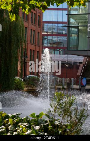 Fontana nel bacino del canale di Rochdale presso la Bridgewater Hall a Manchester Foto Stock